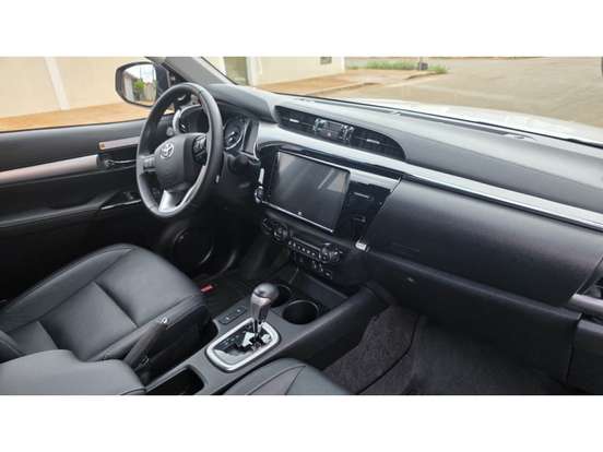 TOYOTA-HILUX-2.8 D-4D TURBO DIESEL CD SRX PLUS 4X4 AUTOMÁTICO TOYOTA-HILUX-2025