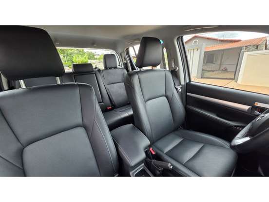 TOYOTA-HILUX-2.8 D-4D TURBO DIESEL CD SRX PLUS 4X4 AUTOMÁTICO TOYOTA-HILUX-2025