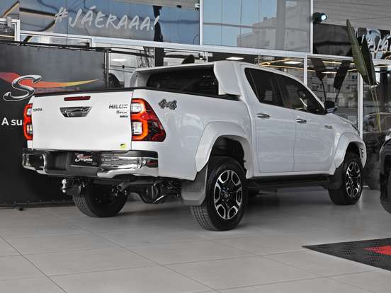 TOYOTA-HILUX-2.8 D-4D TURBO DIESEL CD SRX PLUS 4X4 AUTOMÁTICO TOYOTA-HILUX-2024