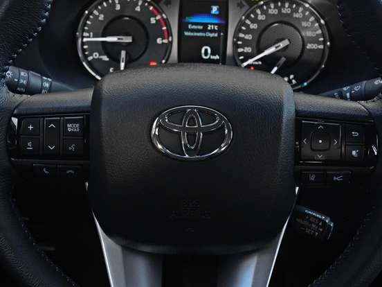 TOYOTA-HILUX-2.8 D-4D TURBO DIESEL CD SRX PLUS 4X4 AUTOMÁTICO TOYOTA-HILUX-2024