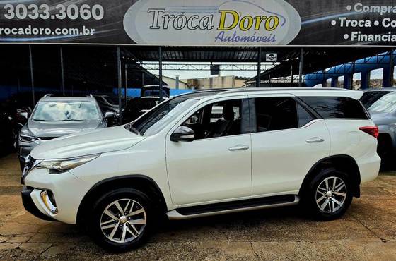 TOYOTA HILUX 2.8 SRX 4X4 CD 16V DIESEL 4P AUTOMÁTICO