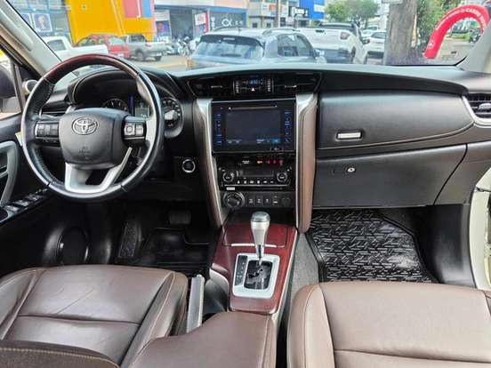 TOYOTA-HILUX-2.8 SRX 4X4 CD 16V DIESEL 4P AUTOMÁTICO TOYOTA-HILUX-2016