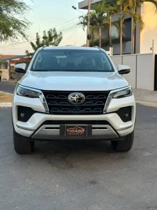 TOYOTA HILUX SW4 2.8 D-4D TURBO DIESEL SRX 4X4 AUTOMÁTICO