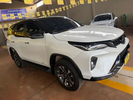 TOYOTA-HILUX SW4-2024