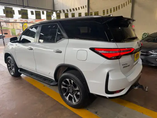 TOYOTA-HILUX SW4-2024