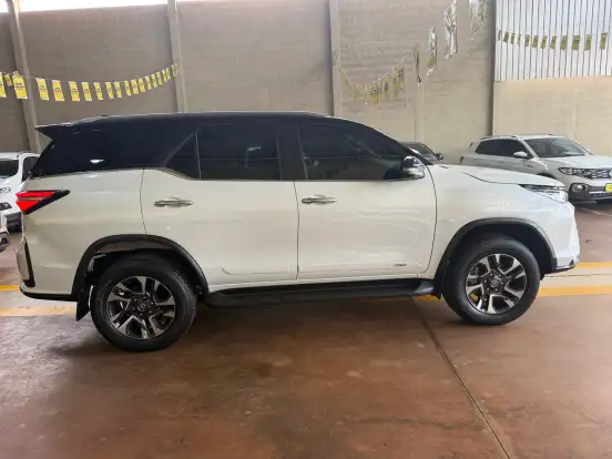 TOYOTA-HILUX SW4-2024