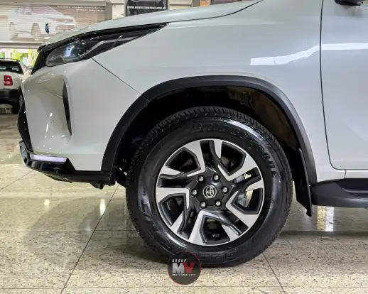 TOYOTA-HILUX SW4-2024