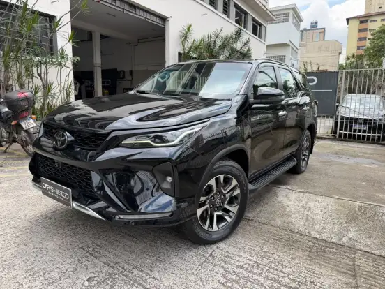 TOYOTA-HILUX SW4-2024