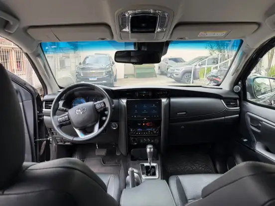 TOYOTA-HILUX SW4-2024