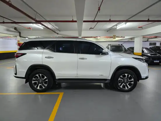 TOYOTA-HILUX SW4-2024