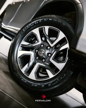 TOYOTA-HILUX SW4-2023