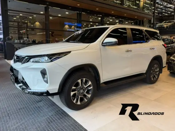 TOYOTA HILUX SW4 2.8 D-4D TURBO DIESEL SRX PLATINUM 7L 4X4 AUTOMÁTICO