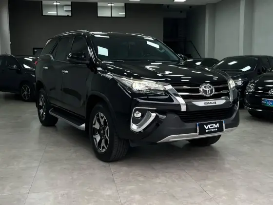 TOYOTA HILUX SW4 2.8 SRX DIAMOND 4X4 7 LUGARES 16V TURBO INTERCOOLER DIESEL 4P AUTOMÁTICO