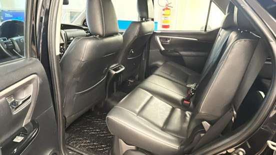 TOYOTA-HILUX SW4-2023