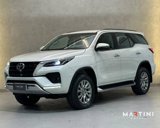 TOYOTA HILUX SW4 2.8 D-4D TURBO DIESEL SRX 7L 4X4 AUTOMÁTICO