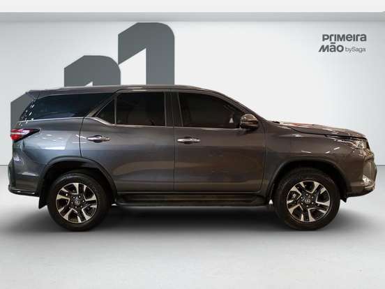 TOYOTA-HILUX SW4-2024