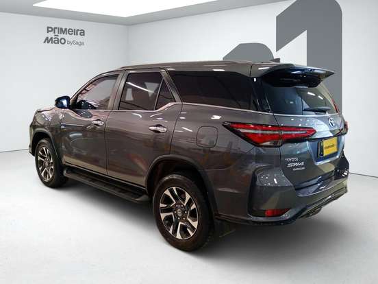 TOYOTA-HILUX SW4-2024