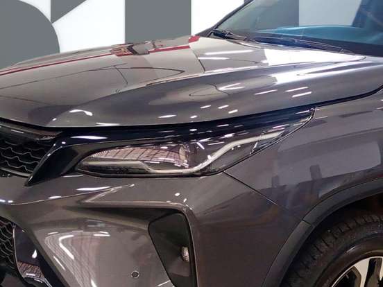 TOYOTA-HILUX SW4-2024
