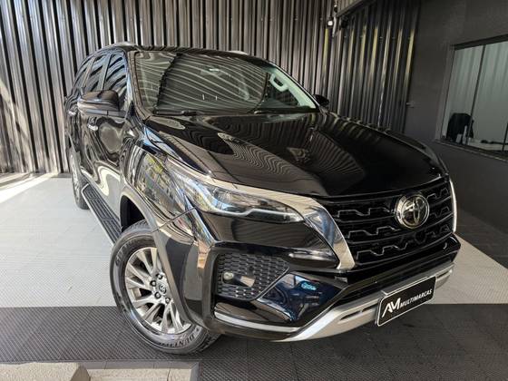 TOYOTA HILUX SW4 2.8 D-4D TURBO DIESEL SRX 7L 4X4 AUTOMÁTICO