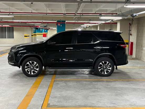 TOYOTA-HILUX SW4-2.8 D-4D TURBO DIESEL SRX PLATINUM 4X4 AUTOMÁTICO TOYOTA-HILUX SW4-2023