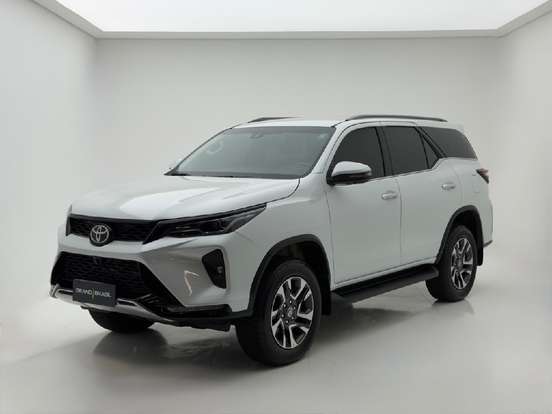 TOYOTA-HILUX SW4-2025