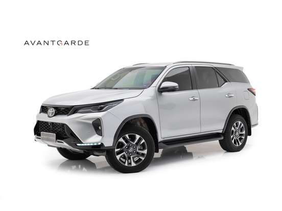 TOYOTA-HILUX SW4-2024