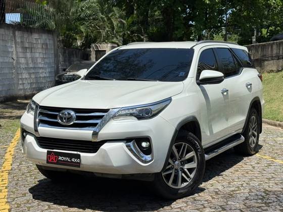 TOYOTA HILUX SW4 2.8 SRX 4X4 7 LUGARES 16V TURBO INTERCOOLER DIESEL 4P AUTOMÁTICO