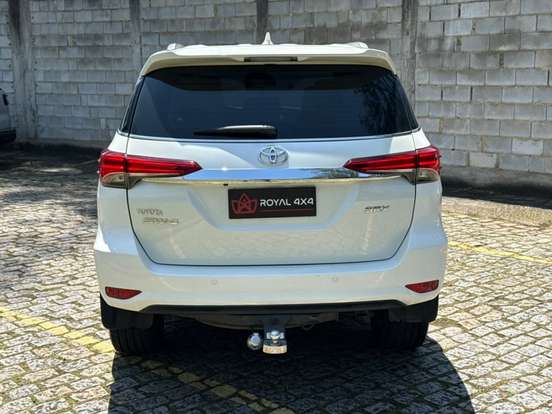 TOYOTA-HILUX SW4-2.8 SRX 4X4 7 LUGARES 16V TURBO INTERCOOLER DIESEL 4P AUTOMÁTICO TOYOTA-HILUX SW4-2019