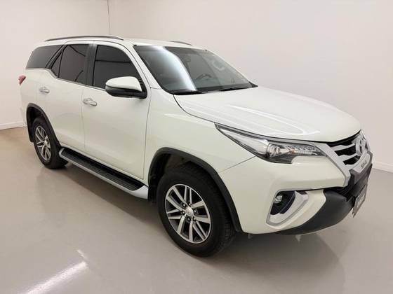 TOYOTA HILUX SW4 2.8 SRX 4X4 7 LUGARES 16V TURBO INTERCOOLER DIESEL 4P AUTOMÁTICO