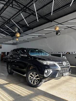 TOYOTA HILUX SW4 2.8 SRX 4X4 7 LUGARES 16V TURBO INTERCOOLER DIESEL 4P AUTOMÁTICO