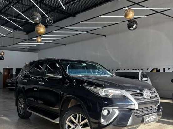 TOYOTA-HILUX SW4-2.8 SRX 4X4 7 LUGARES 16V TURBO INTERCOOLER DIESEL 4P AUTOMÁTICO TOYOTA-HILUX SW4-2017