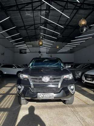 TOYOTA-HILUX SW4-2.8 SRX 4X4 7 LUGARES 16V TURBO INTERCOOLER DIESEL 4P AUTOMÁTICO TOYOTA-HILUX SW4-2017