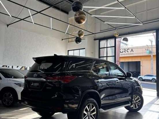 TOYOTA-HILUX SW4-2.8 SRX 4X4 7 LUGARES 16V TURBO INTERCOOLER DIESEL 4P AUTOMÁTICO TOYOTA-HILUX SW4-2017