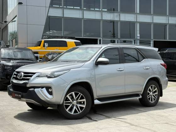 TOYOTA HILUX SW4 2.8 SRX 4X4 7 LUGARES 16V TURBO INTERCOOLER DIESEL 4P AUTOMÁTICO