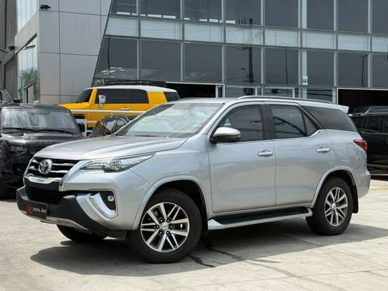 TOYOTA-HILUX SW4-2.8 SRX 4X4 7 LUGARES 16V TURBO INTERCOOLER DIESEL 4P AUTOMÁTICO TOYOTA-HILUX SW4-2019