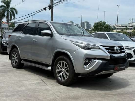 TOYOTA-HILUX SW4-2.8 SRX 4X4 7 LUGARES 16V TURBO INTERCOOLER DIESEL 4P AUTOMÁTICO TOYOTA-HILUX SW4-2019