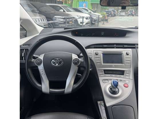 TOYOTA-PRIUS-2015