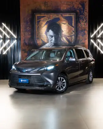 TOYOTA SIENNA 2.5 VVT-I HYBRID XLE CVT