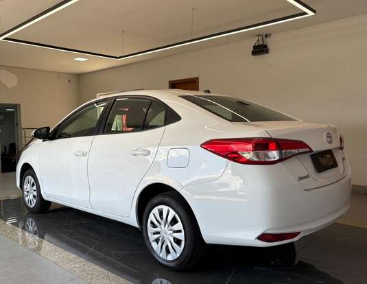 TOYOTA-YARIS-2023