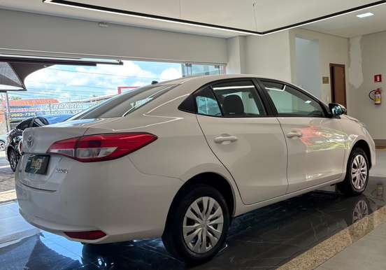 TOYOTA-YARIS-2023