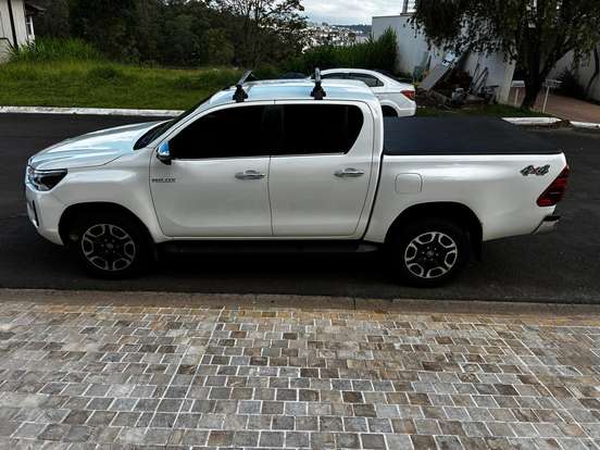 TOYOTA-HILUX-2.8 D-4D TURBO DIESEL CD SRX 4X4 AUTOMÁTICO TOYOTA-HILUX-2022