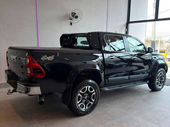 TOYOTA-HILUX-2.8 D-4D TURBO DIESEL CD SRX PLUS 4X4 AUTOMÁTICO TOYOTA-HILUX-2024
