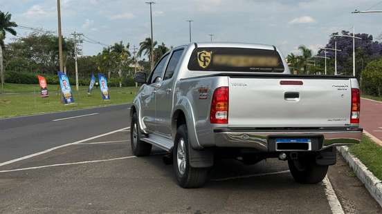 TOYOTA-HILUX-2011