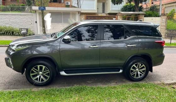 TOYOTA HILUX SW4 2.8 SRX 4X4 7 LUGARES 16V TURBO INTERCOOLER DIESEL 4P AUTOMÁTICO