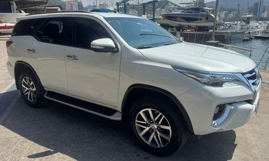 TOYOTA-HILUX SW4-2.8 SRX 4X4 7 LUGARES 16V TURBO INTERCOOLER DIESEL 4P AUTOMÁTICO TOYOTA-HILUX SW4-2017