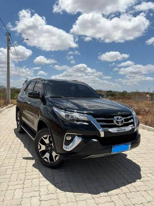 TOYOTA HILUX SW4 2.8 SRX DIAMOND 4X4 7 LUGARES 16V TURBO INTERCOOLER DIESEL 4P AUTOMÁTICO