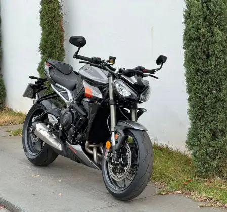 TRIUMPH STREET TRIPLE 765 RS 
