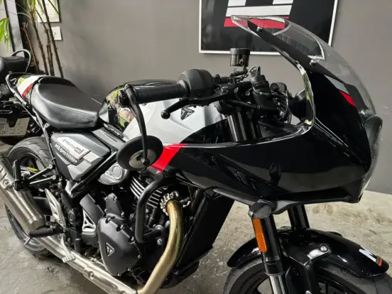 TRIUMPH-THRUXTON 400-2026