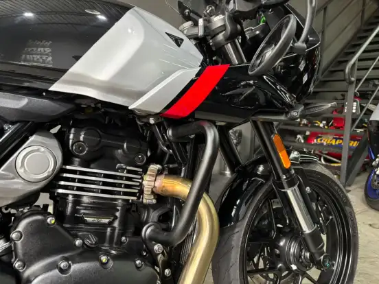 TRIUMPH-THRUXTON 400-2026
