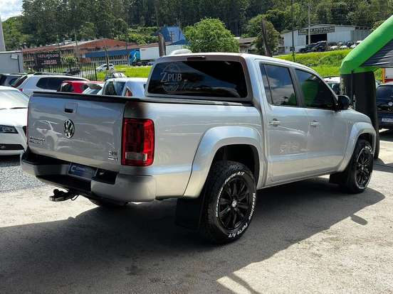 VOLKSWAGEN-AMAROK-2012